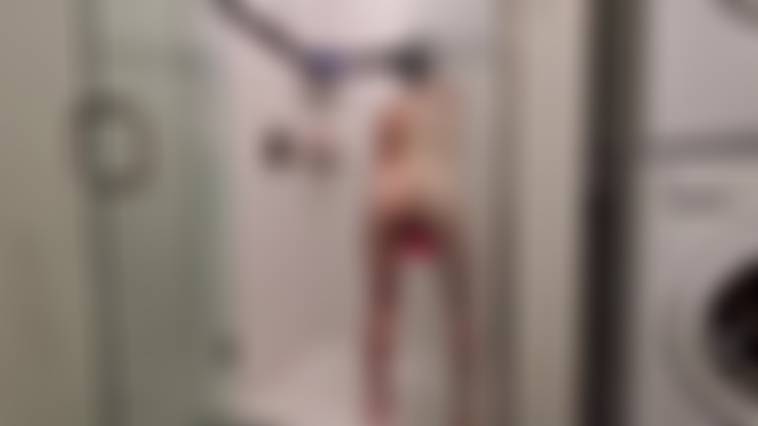 Cam Cutie Loves Anal Fucks Her Ass With Shower Door